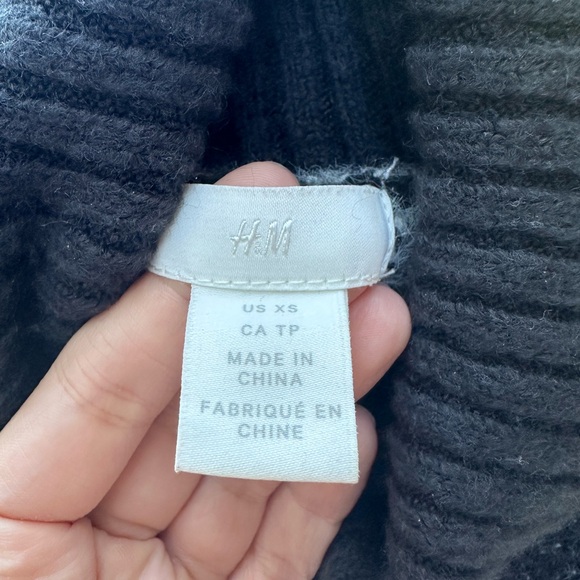 H&M winter sweater. Super cute and warm. Size XS oversized. - Picture 3 of 3
